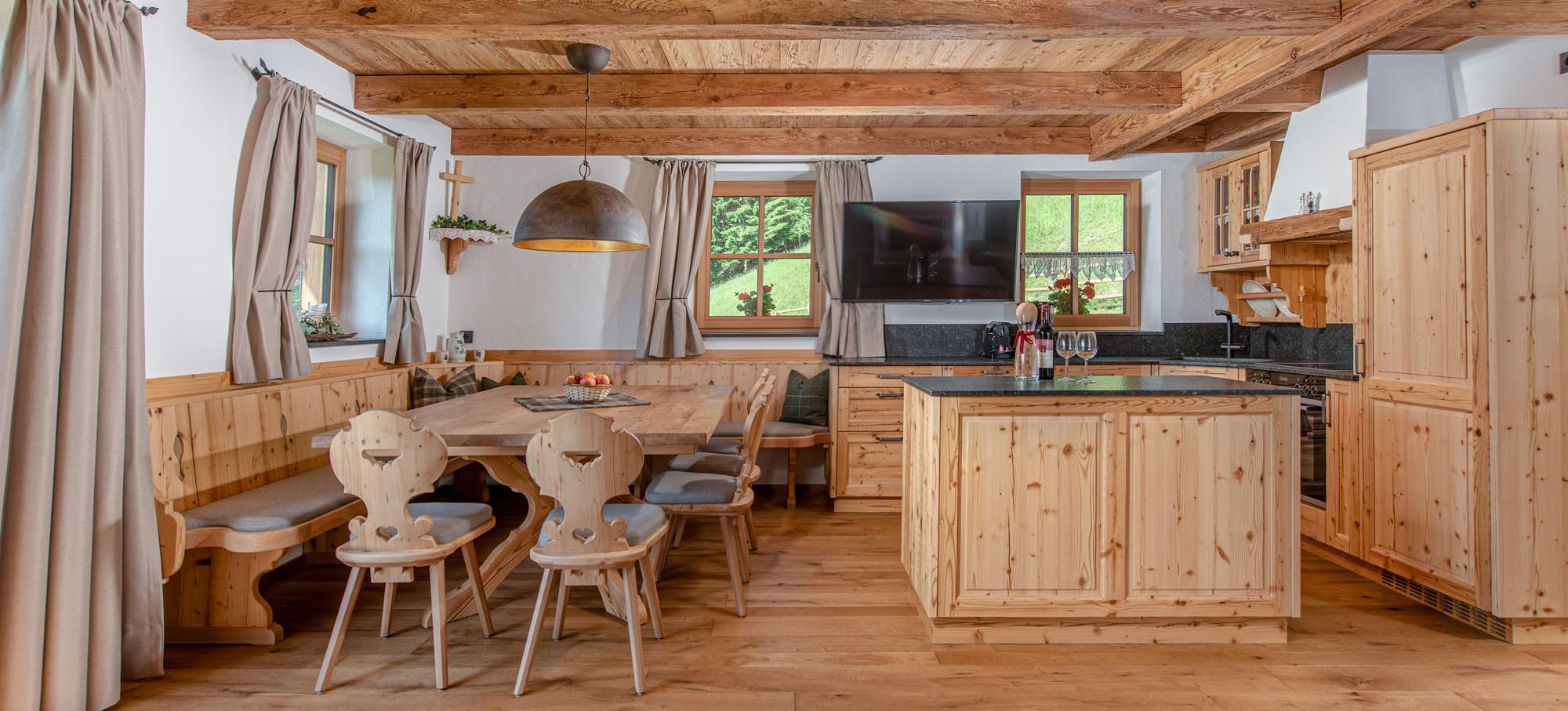 Vollständig eingerichtete Wohnküche im Almchalet